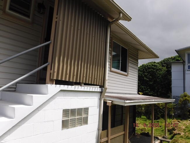 Building Photo - At Home in Manoa 2/1/1