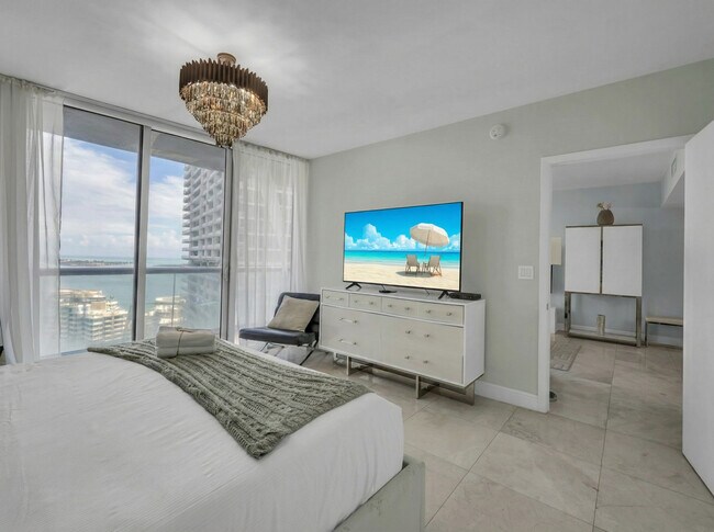 Building Photo - 485 Brickell Ave