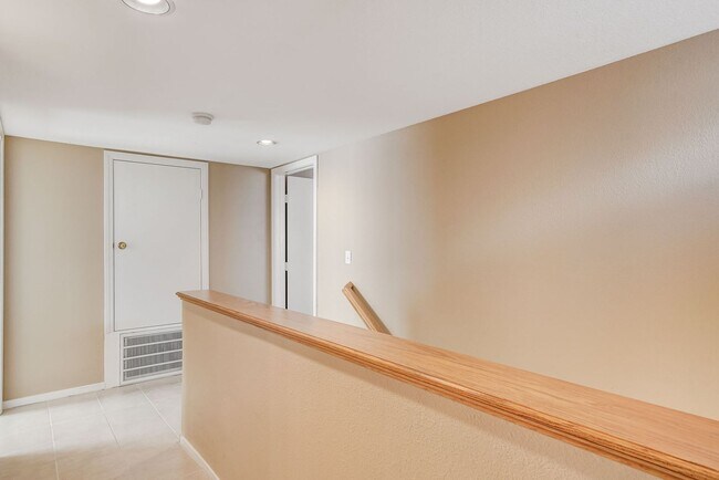 Building Photo - Spacious Townhome w/large yard! Near Summe...