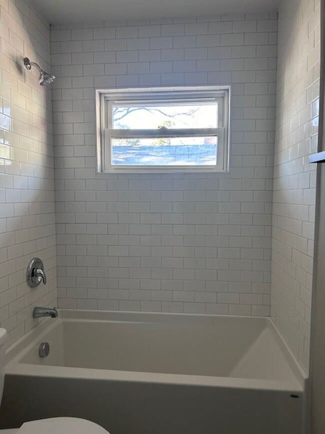 Building Photo - Available Now - Great location for this 2 bedroom