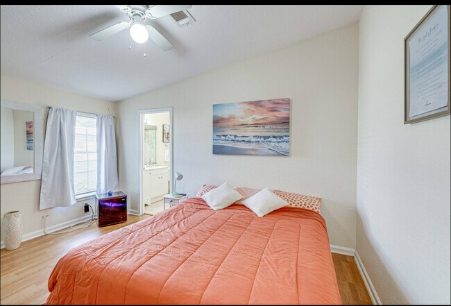 Building Photo - 716 21st St