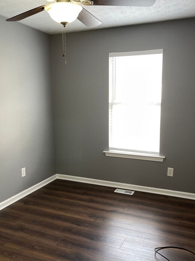 Building Photo - Split Foyer