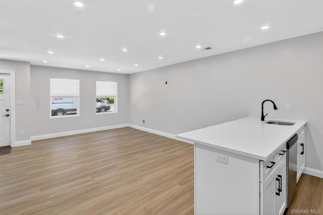 Building Photo - 62 Manor Pl