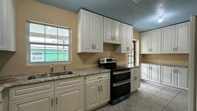 Building Photo - 261 W Caldwell St