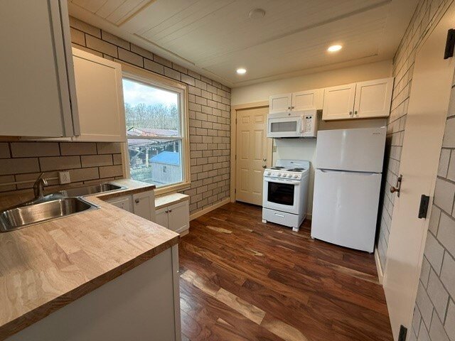 Building Photo - 260 Oak Ave