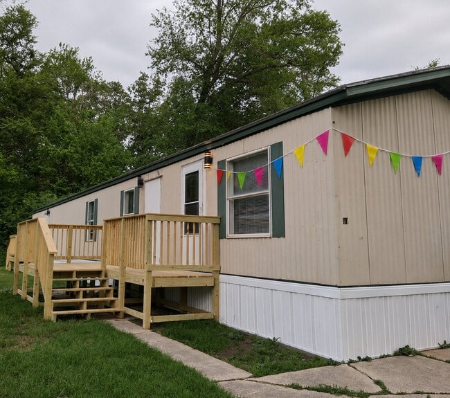 Building Photo - 40 Deerwood Park