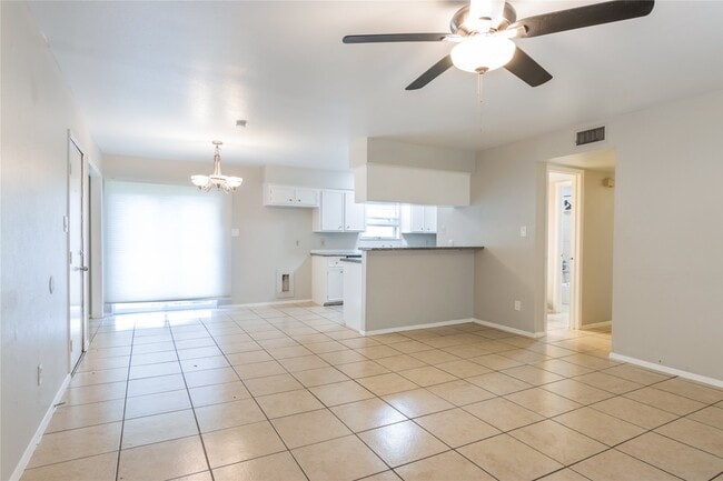 Building Photo - 206 N Forest Dr
