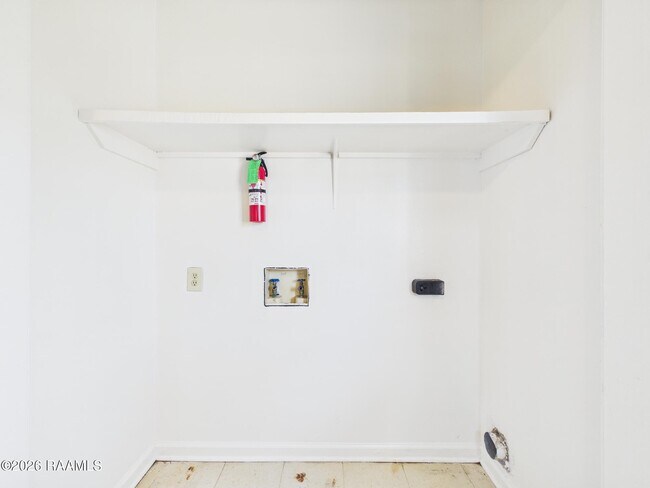 Building Photo - 104 Country Ln