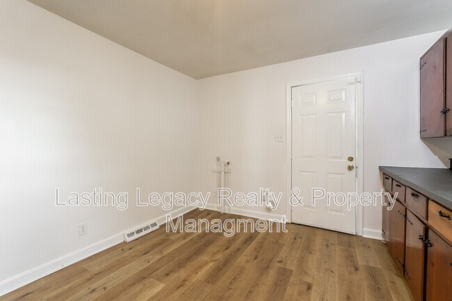 Building Photo - 817 Elon St