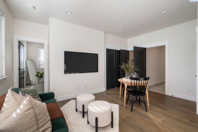 Building Photo - Generational suite w/separate entrance!