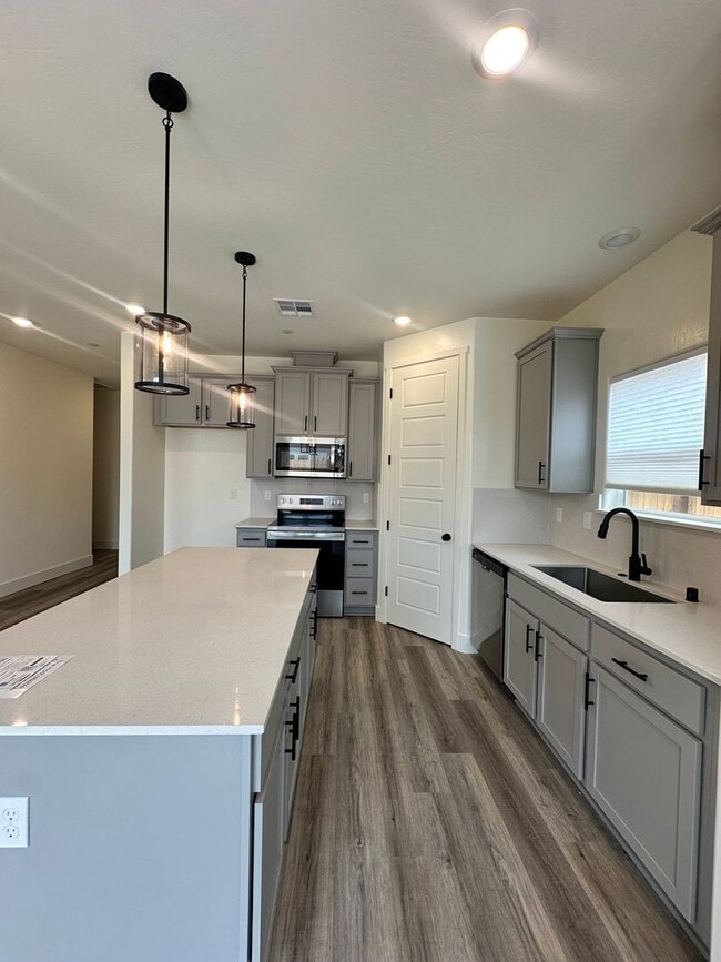 Building Photo - NW Visalia Home Coming Soon!