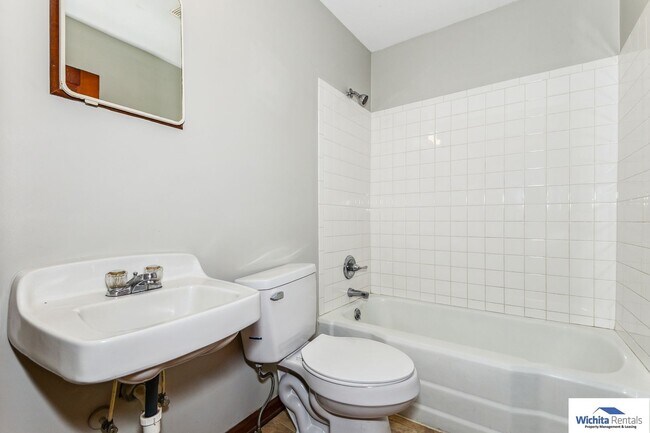 Building Photo - 2 bedroom 1 bathroom home with a large gar...