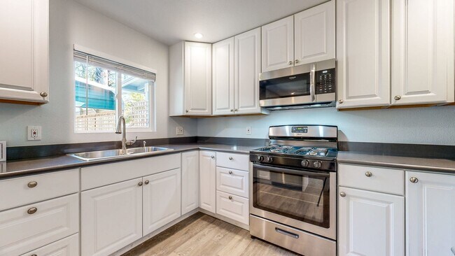 Building Photo - Gated and fully remodeled 1 bedroom 1 bath...