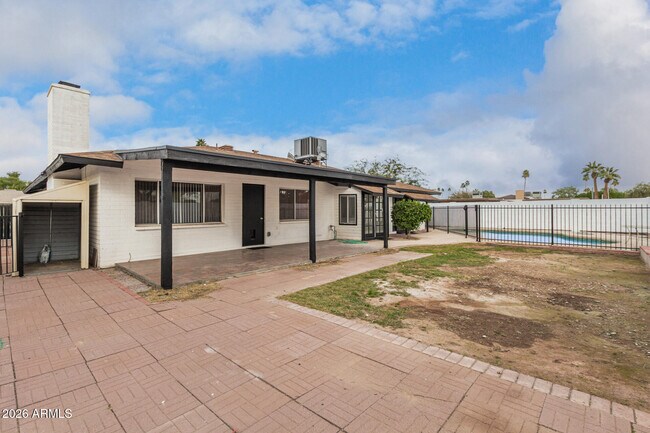 Building Photo - 1835 E Yale Dr