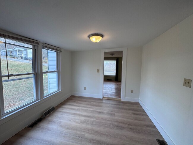 Building Photo - Woodfin - 1920's Cottage