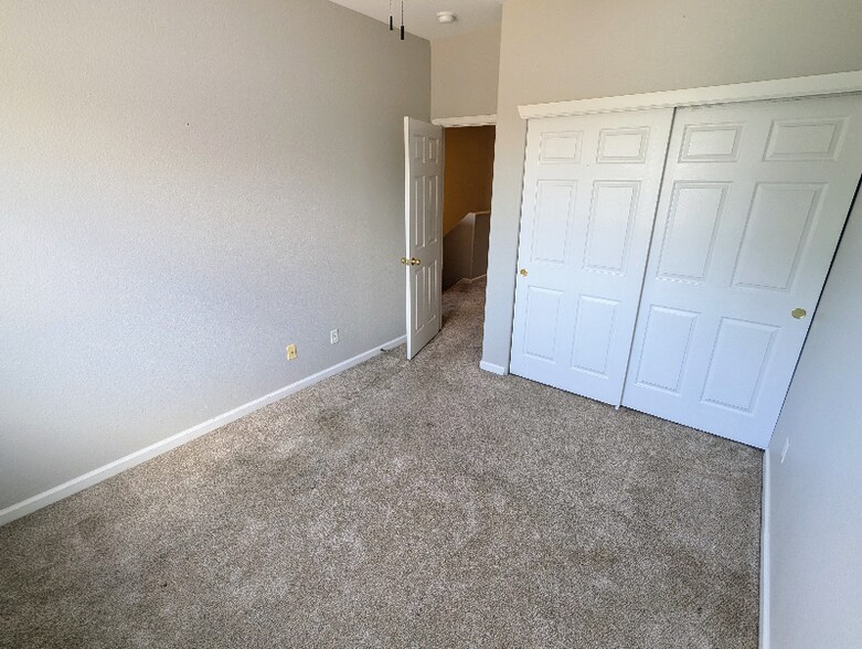 Building Photo - 2821 Willow Tree Ln