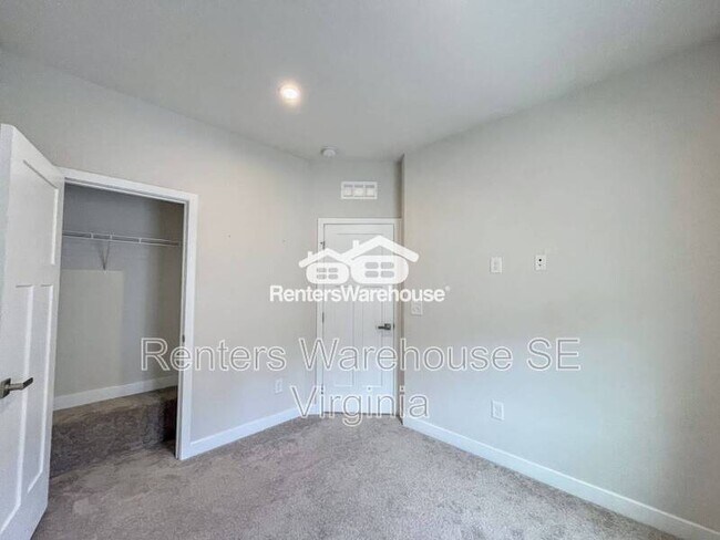 Building Photo - 1724 Defiance Dr