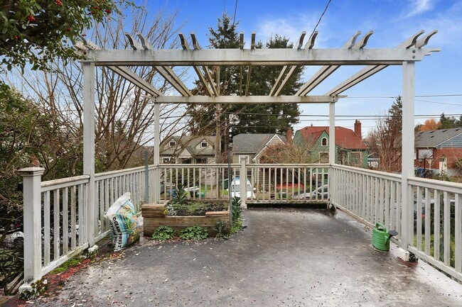 Building Photo - Ravenna Home