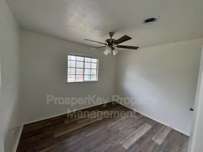 Building Photo - 4704 Estonia St