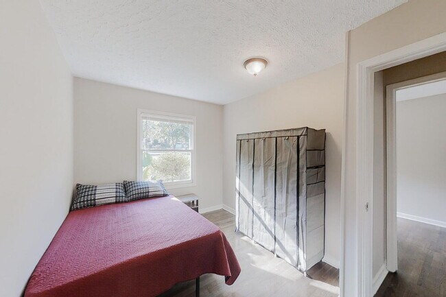 Building Photo - Hickory Hills Estates Home, a 8 minute walk to transit stop N Hairston Rd & 452