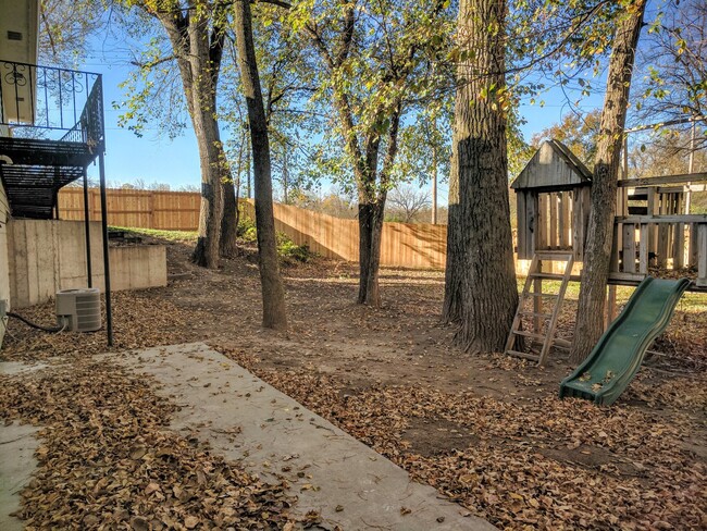 Building Photo - In St. George with large fenced in backyard!