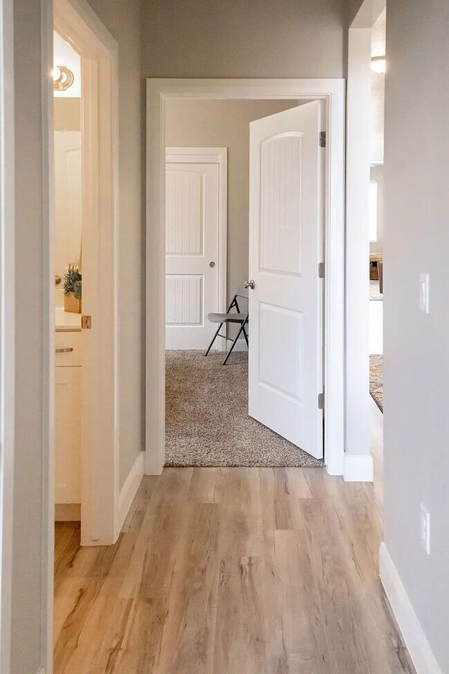 Building Photo - 3 Bedroom Furnished Home! Short term lease!! Available from May 1st - October 31st!