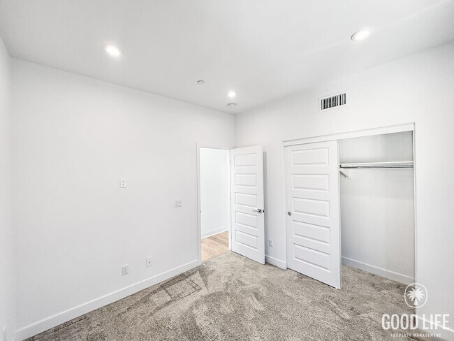 Building Photo - Beautiful 3BD/2.5BA W/ AC and Attached Gar...