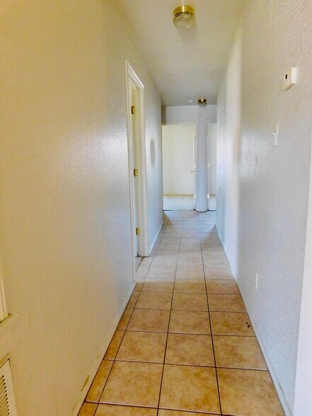 Building Photo - 2803 Alma Dr