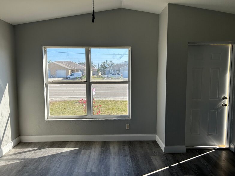 Building Photo - 2914 Santa Barbara Blvd