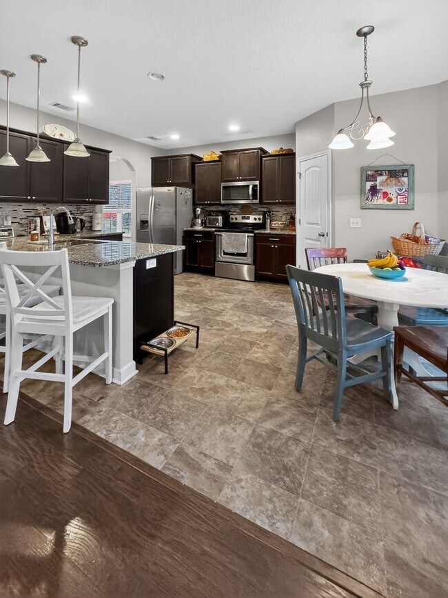 Building Photo - RATE DROP ALERT (was $2800/month) and SPRING MOVE-IN SPECIAL: 50% OFF 1ST MONTH'S RENT!**