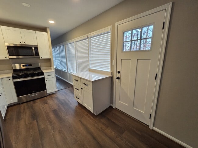 Building Photo - 611 Austin Ln