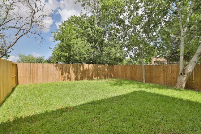 Building Photo - For Lease | 4 Bed, 2.5 Bath | 1,450 Sq Ft |