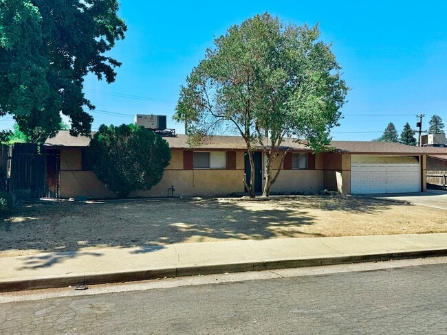 Primary Photo - Spacious home near Bakersfield College & B...