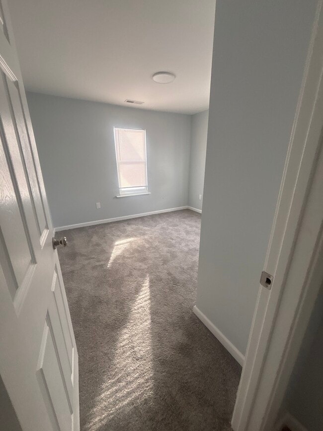 Building Photo - 4 bedroom 1 bath market rent and section 8