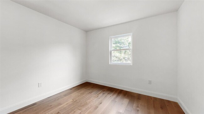 Building Photo - 706 Longacre Ave