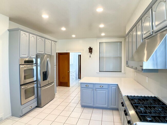 Building Photo - Stunning Multi-Level 4/2.5 W/ Dining Room....