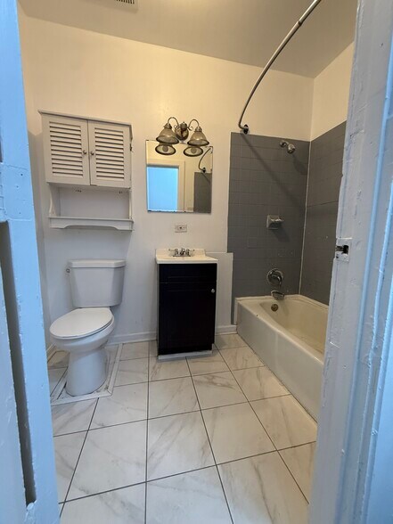 Bathroom - 901 W 19th St