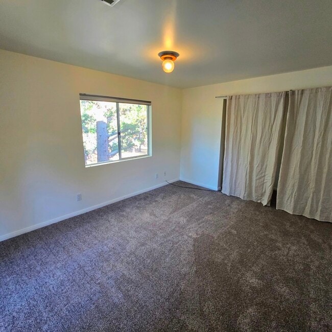 Building Photo - Charming 2 Bed / 1 Bath Cabin with Spa
