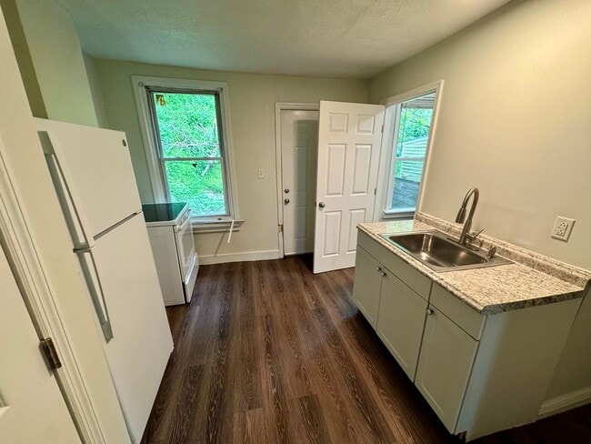 Building Photo - Spacious 1 Bed 1 Bath Home!