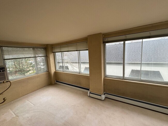 Building Photo - 219 N Main St