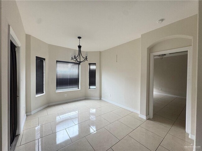 Building Photo - 13 Candy Ln