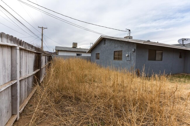 Building Photo - 2390 Thompson Ave