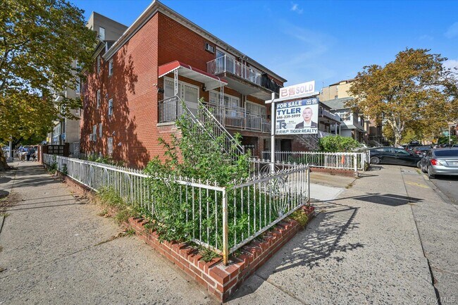 Building Photo - 1684 W 9th St