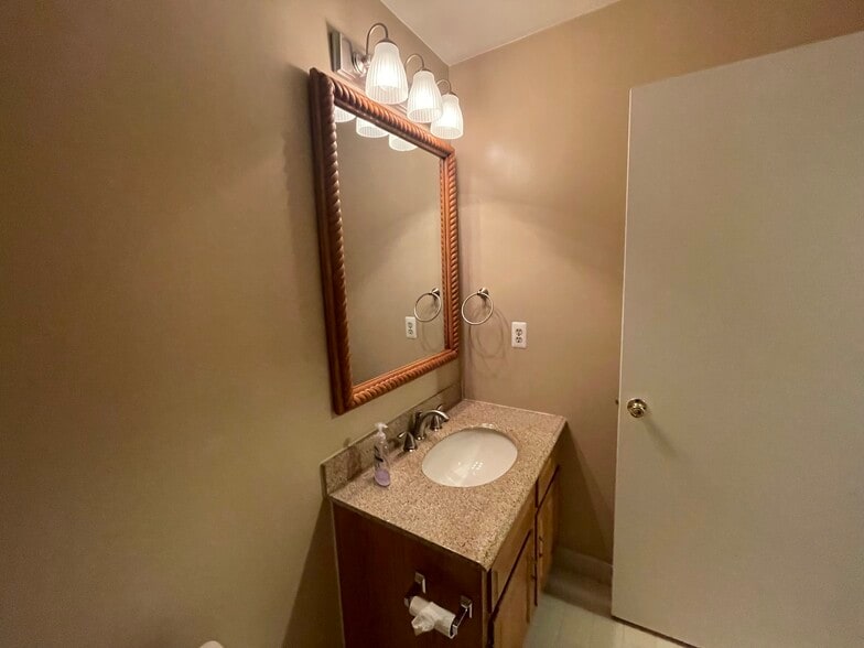 Building Photo - 3 Sussex Ct