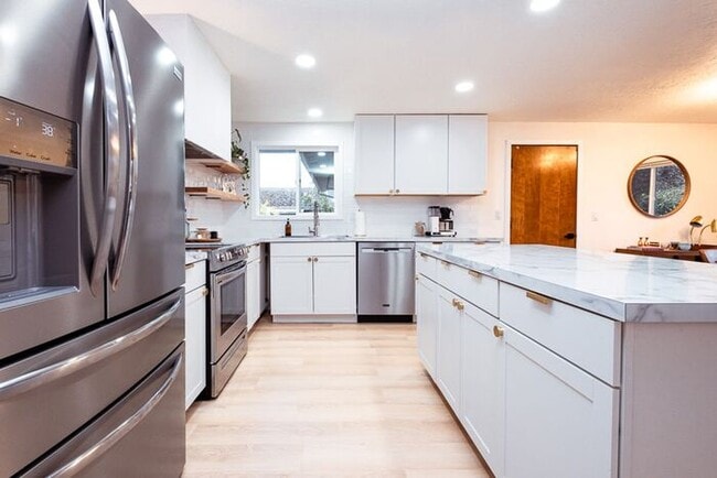 Building Photo - Great Location near George Fox University ...