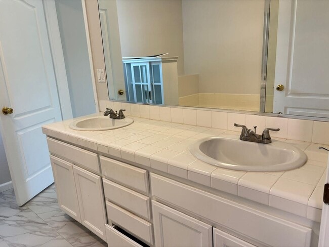 Building Photo - Welcome to this stunning 3-bedroom, 2.5-ba...