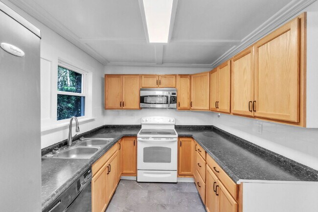 Building Photo - Beautifully Maintained 3BR/1BA Residence N...