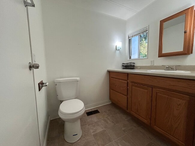 Building Photo - 452 Silver Leaf Dr