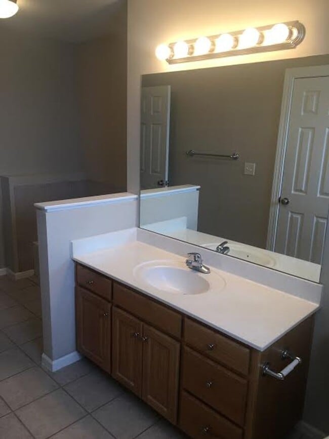 Building Photo - Updated 3x3.5 near Clinton Lake!