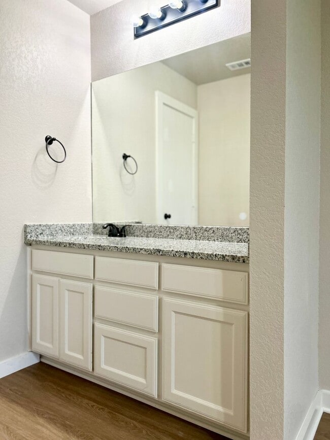 Building Photo - Charming Remodeled Duplex - Move- in READY!